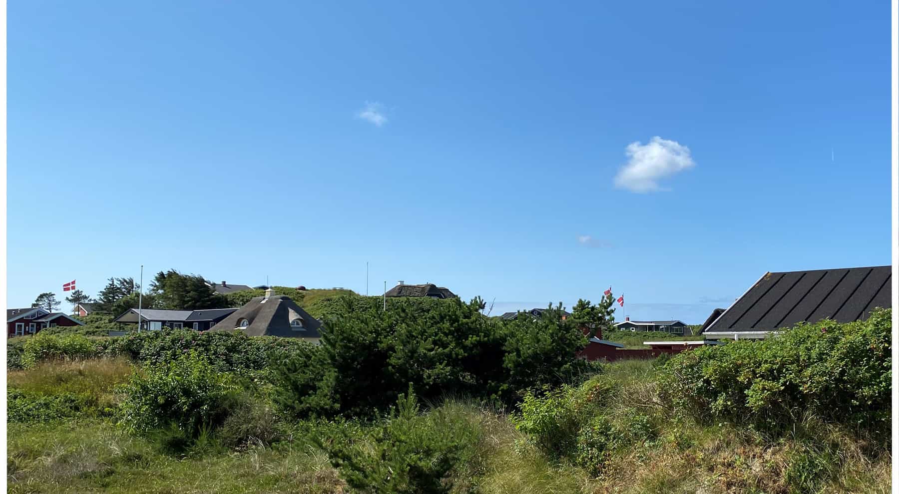 Sommerhus mellem hav og fjord