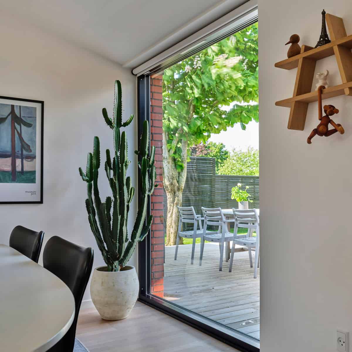 Se forskellen: Større vinduer bader stuen i lys