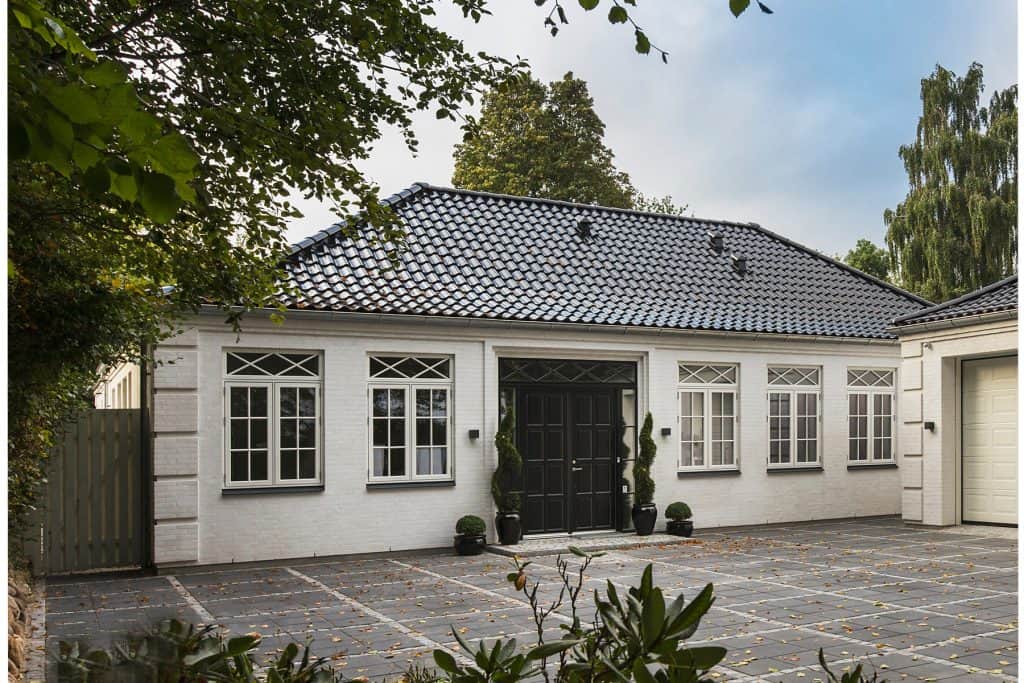 Nybygget villa i klassisk stil med sprosser