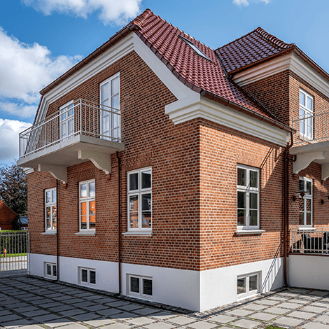 Hvide topstyrede vinduer